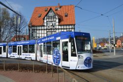 Straßenbahn Braunschweig Tram Alstom NGT8D mit Fachwerkhaus vor der Haltestelle Nordhoffstraße