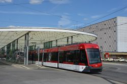 Straßenbahn Braunschweig Tram Solaris Tramino vor dem Bahnhofsgebäude Braunschweig Hauptbahnhof
