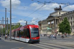 Straßenbahn Braunschweig Tram Solaris Tramino vor dem Einkaufszentrum Schloss mit Quadriga