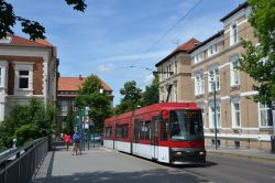Straßenbahn Braunschweig Tram ADtranz GT6S der BSVAG am Magnitor mit Altstadthäusern