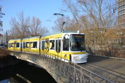 Straßenbahn Braunschweig Tram ADtranz GT6S der BSVAG auf der Okerbrücke am Europaplatz