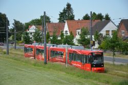 Straßenbahn Bremen Tram AEG GT8N ADtranz auf Rasengleis in Bremen-Mahndorf