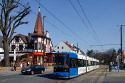 Straßenbahn Bremen Tram AEG GT8N ADtranz mit Fachwerkhaus an der Haltestelle Friedhofstraße