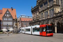 Straßenbahn BSAG Bremen Tram AEG GT8N ADtranz am Marktplatz mit Rathaus und Bremer Roland