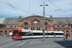 Straßenbahn BSAG Bremen Tram Bombardier Flexity Classic am Hauptbahnhof auf dem Vorplatz vor dem Bahnhofsgebäude