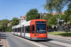 Straßenbahn Bremen Tram GT8N-1 Bombardier Flexity Classic mit Denkmal vor der Haltestelle Am Stern