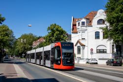 Straßenbahn Bremen Tram Siemens Avenio Nordlicht mit Villa bei der Haltestelle Blumenthalstraße