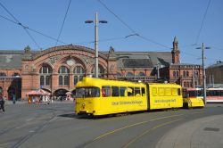 Historische Straßenbahn Bremen Tram Hansawagen Schienenschleifwagen am Hauptbahnhof vor dem Bahnhofsgebäude 
