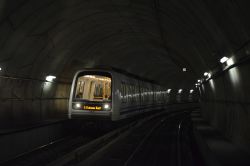 Zug der U-Bahn / Metro Brescia im Tunnel