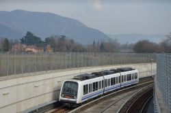Zug der U-Bahn / Metro Brescia auf dem oberirdischen Abschnitt nahe der Station Poliambulanza