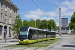 Straßenbahn Alstom Citadis 302 Tram Brest Frankreich in der Innenstadt mit Rathaus (Hotel de Ville) und Obelisk Monument aux morts