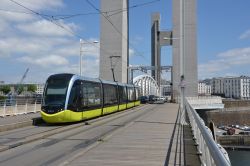 Straßenbahn Alstom Citadis 302 Tram Brest Frankreich auf der Hubbrücke Pont de Recouvrance über den Fluss Penfeld