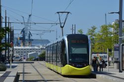 Straßenbahn Alstom Citadis 302 Tram Brest Frankreich am Chateau mit Hafen und Meeresbucht