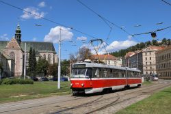 Straßenbahn Brünn Brno CKD Tatra K2 mit Kirche vor der Haltestelle Mendlovo Namesti
