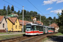 Straßenbahn Brünn Brno Pragoimex VarioLF als Linie 1 bei Podlesi Richtung Bystrc