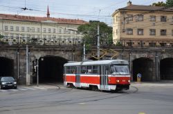 Straßenbahn Brünn Brno CKD Tatra T3 fährt durch die Viaduktbögen unter der Bahnstrecke vor der Halteselle Vlhka