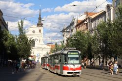 Straßenbahn Brünn Brno Pragoimex VarioLF in der Altstadt von Brünn mit Thomaskirche