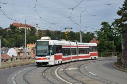 Straßenbahn Brünn Brno CKD RT6N1 auf der Gefällstrecke vor der Haltestelle Silingrovo namesti