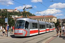 Straßenbahn Brünn Brno Tram am Mendlovo namesti mit Festung Spielberg / Hrad Spilberk