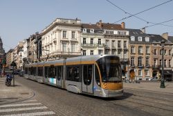 Straßenbahn Brüssel Bruxelles Tram Bombardier Flexity Outlook in der Altstadt nahe der Haltestelle Petit Sablon