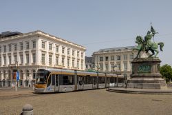 Straßenbahn Brüssel Bruxelles Tram Bombardier Flexity Outlook in der Altstadt am Place Royale