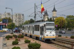 Straßenbahn Bukarest Bucuresti Tram V3A am Eroii Revolutiei mit Kirche