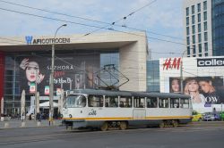Straßenbahn Bukarest Bucuresti Tram CKD Tatra T4R mit Einkaufszentrum am Bulevardul Vasile Milea