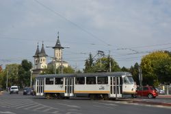 Straßenbahn Bukarest Bucuresti Tram CKD Tatra T4R mit orthodoxer Kirche nahe der Haltestelle Eroii Revolutiei