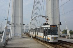 Straßenbahn Bukarest Bucuresti Tram V3A modernisiert auf der modernen Basarab Brücke