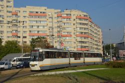 Straßenbahn Bukarest Bucuresti Tram V3A modernisiert mit Plattenbauten am Kreisverkehr Bucur Obor