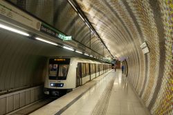 U-Bahn Budapest Metro Alstom Metropolis auf der Linie M4 in der Station Szent Gellert ter