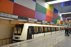 U-Bahn Budapest Metro Alstom Metropolis auf der Linie M4 in der Station Moricz Zsigmond korter