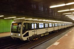 U-Bahn Budapest Metro Metrowagonmash Linie M3 in der Station Nepliget