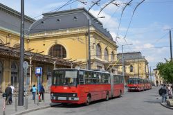 Obus Budapest Trolleybus Ikarus Gelenkbus vor dem Bahnhof Keleti palyaudvar