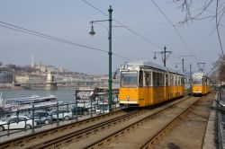Straßenbahn Budapest Tram Ganz KCSV7 am Donauufer auf der Linie 2 mit Kettenbrücke und Fischerbastei