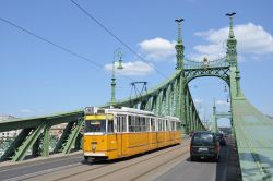 Straßenbahn Budapest Tram Ganz KCSV7 am Donauufer auf der Freiheitsbrücke
