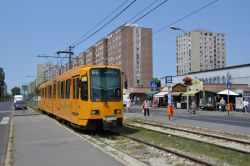 Straßenbahn Budapest Tram Stadtbahn von der üstra Hannover mit Plattenbauten