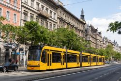 Straßenbahn Budapest Tram Siemens Combino Supra als Linie 6 auf der Ringstraße mit Alstadthäusern