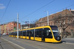 Straßenbahn Budapest Tram BKK Urbos 3 auf der Ringline 1 am Puskas Ferenc Stadion