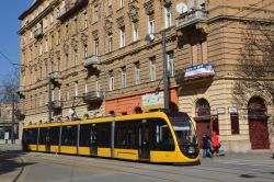 Straßenbahn Budapest Tram CAF Urbos 3 als Linie 17 mit Altstadthaus