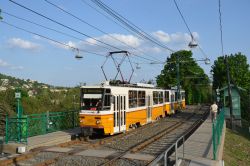 Straßenbahn Budapest Tram CKD Tatra T5 auf der Strecke der Linie 61 nach Huvosvolgy