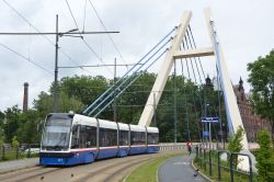 Straßenbahn Bromberg Bydgoszcz Tram Pesa Swing mit moderner Hängebrücke über den Fluss Brahe