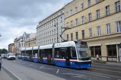 Straßenbahn Bromberg Bydgoszcz Tram Pesa Swing in der Innenstadt an der Haltestelle Plac Teatralny