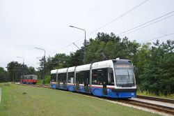 Straßenbahn Bromberg Bydgoszcz Tram Pesa Swing auf der Außenstrecke nach Fordon bei der Haltestelle Kleeberga
