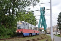 Straßenbahn Bromberg Bydgoszcz Tram Konstal 805Na mit moderner Brücke (Universitätsbrücke)