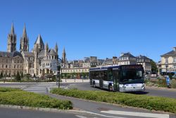 Stadtbus Caen Bus vor der Kirche Eglise Saint-Etienne