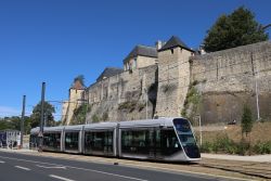 Straßenbahn Citadis 302 Tram Caen mit Burg von Caen nahe der Station Chateau Quatrans