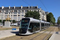 Straßenbahn Citadis 302 Tram Caen mit Jeanne d'Arc Denkmal