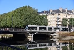 Straßenbahn Citadis 302 Tram Caen auf der Brücke über die Orne am Quai de Juillet
