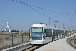 Stadtbahn Cagliari Tram Skoda 06T Elektra auf der aufgeständerten Strecke zum Klinikum (Policlinico) vor der Station Dell'Argine